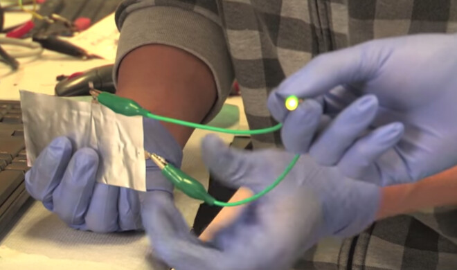 An einem Aluminium-Ionen-Akku arbeiten Forscher seit Jahrzehnten. Allerdings hielten Aluminium-Ionen-Akkus bisher nur rund hundert Ladezyklen durch