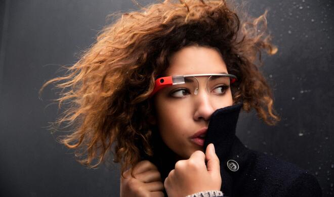 Google hatte seine Datenbrille Google Glass unter dem Glass Explorer-Programm im Februar 2013 Entwicklern zur Verfügung gestellt