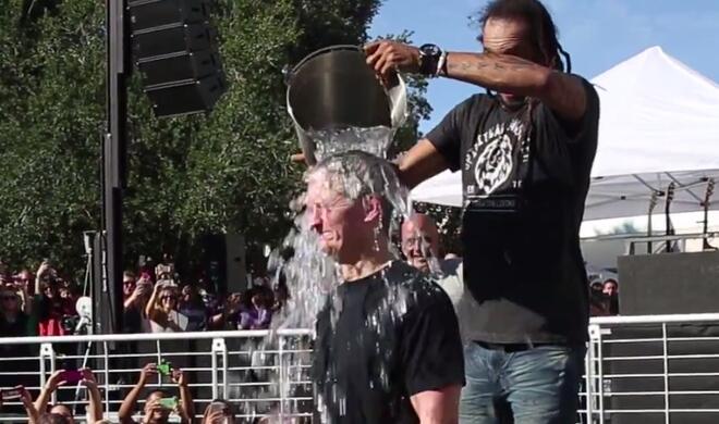 Apple-Chef Tim Cook lässt sich Eiswasser über den Kopf kippen