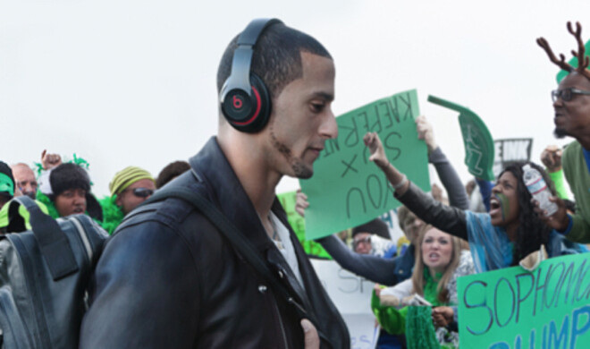 NFL-Quarterback Colin Kaepernick trägt Beats.