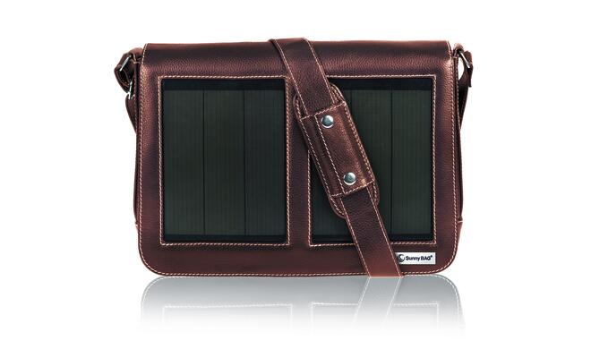 Die SunnyBAG ist mit Solarpaneelen bestückt, damit Solarenergie in elektrischen Strom umgewandelt werden kann.