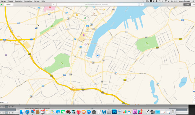 Öffnen Sie die Karten-App und drücken auf den Kompass-Pfeil neben dem Adress-Suchfeld. Die App ermittelt nun den aktuellen Standort.