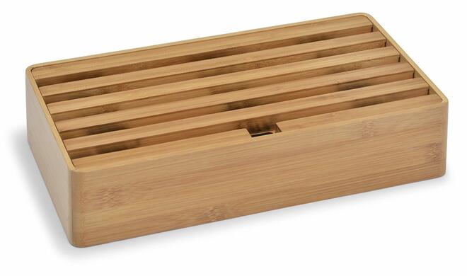 Das All-Dock ist in schwarzem oder weißem Plastik oder in einer Variante aus Walnuss- oder Bambusholz erhältlich – und bringt Ordnung in Ihr Kabelchaos.