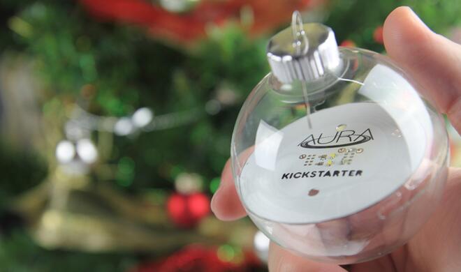 Im Inneren der Christbaumkugeln sorgt eine LED für Licht