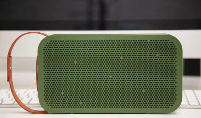 Im Inneren sorgen je zwei Tief- und Hochtöner auf Vorder- und Rückseite für guten Sound.