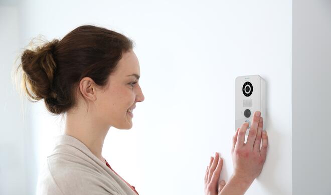 Mit DoorBird wird die Haustürklingel endlich smart. Das sorgt für mehr Komfort und Sicherheit.