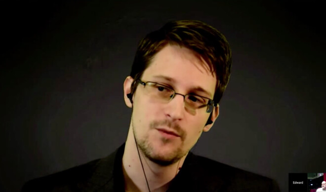 Edward Snowden im Gespräch mit Bruce Schneier via Video-Übertragung.