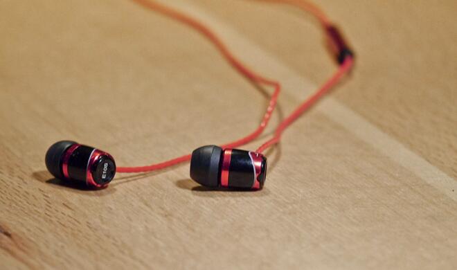 Die Kopfhörer sind aus eloxiertem Metall gefertigt