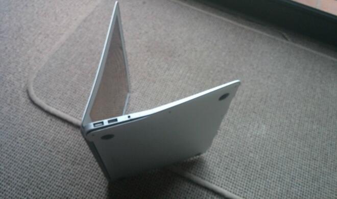 Neben einigen Kratzern war das Gehäuse des MacBook Airs verbogen