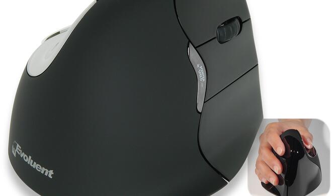 Die Arbeit mit der Evoluent Vertical Mouse 4 Right Mac ist zunächst ungewohnt. Der „Handshake gripp“ soll jedoch zu einer neutralen Position der Hand führen.
