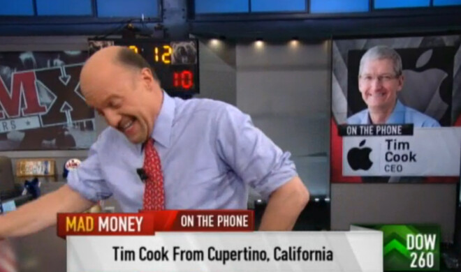 Tim Cook überrascht Jim Cramer per Telefon in dessen Show &quot;Mad Money&quot;.