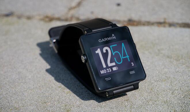 Die Garmin vívoactive ist schlicht 