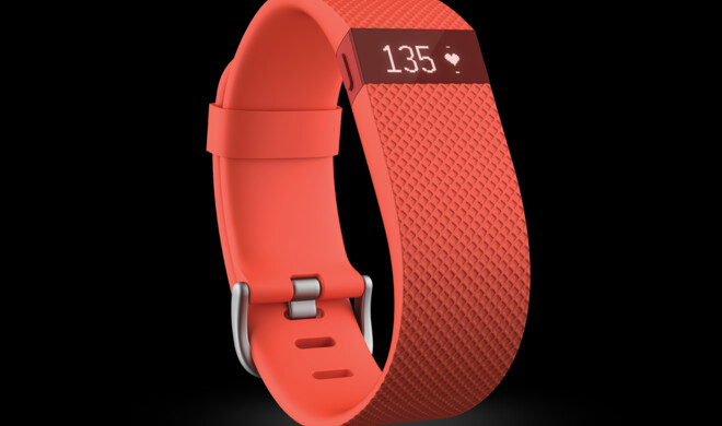 Wir haben Fitbit Charge HR für Sie getestet, der neben Schritten und Kalorien auch die Pulsfrequenz misst.