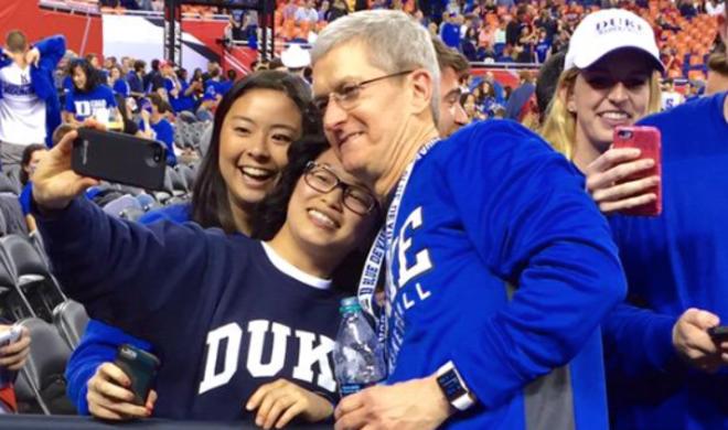 Tim Cook mit Duke Fans bei einem Heimspiel.
