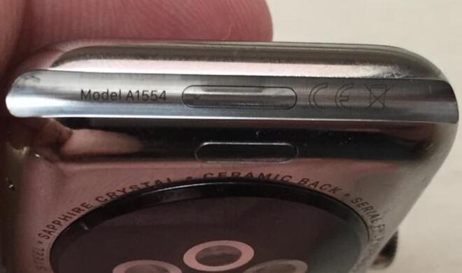 Auf Twitter hat John Gruber ein Bild seines Testgeräts veröffentlicht und dort ist der Port noch abgedeckt.