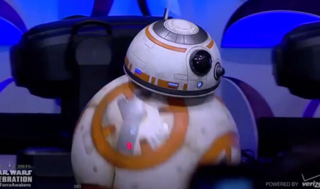 Der Droide, der bereits zwei kurze Auftritte in den beiden Trailern zu Star Wars: Episode VII – Das Erwachen der Macht hatte, besitzt den Namen BB-8