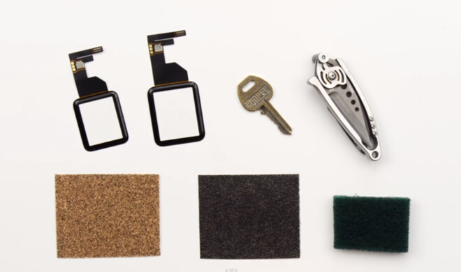 Ob die Uhr auch mit scharfen Kanten zurecht kommt, haben die Kollegen von Unbox Therapy ausprobiert