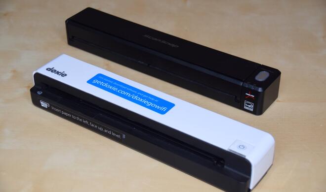 Hinsichtlich ihrer Abmessungen ähneln sich der weiße Doxie und der schwarze ScanSnap