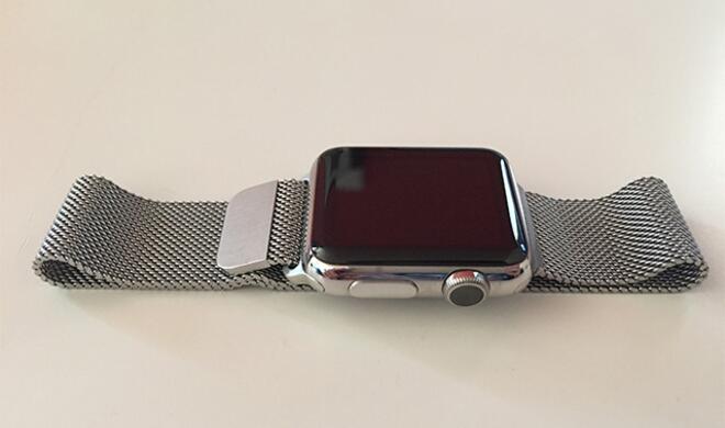 Auch im Seitenprofil macht die Apple Watch mit Malaise-Armband eine gute Figur