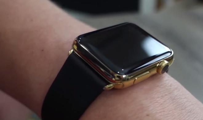 Das Gehäuse der Uhr und die Schließe des Armbands sind nun aus Gold