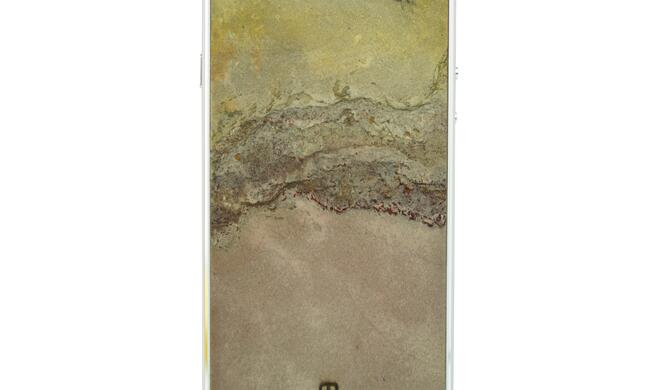 Das Berliner Label Roxxlyn bietet handgefertigte Cases und Accessoires aus echtem Gestein und anderen Materialien an.