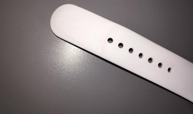 Die Aufnahme ist nicht hunderprozentig rein, da sie mit dem iPhone unter suboptimalen Lichtverhältnissen gemacht wurde, wie der Leser angibt, doch bei genauem Hinsehen erkennt man eine leichte Verfärbung am Ende des Armbandes.