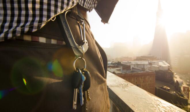 Der NomadClip ist Karabiner und Lightning-Kabel in einem Produkt.