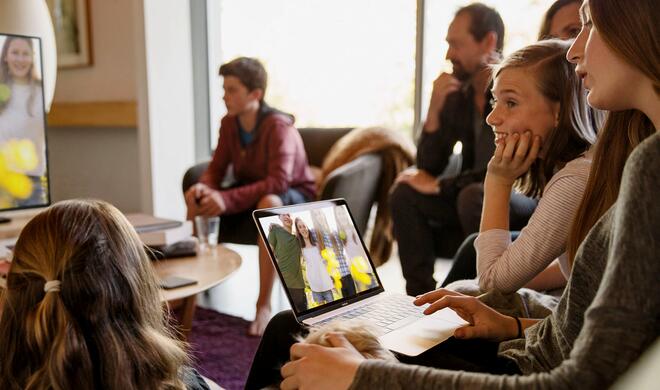 Zwar macht sich das neue MacBook auch hervorragend auf jedem Schreibtisch. Wirklich gemacht ist es aber für den mobilen Einsatz.