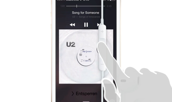 Um innerhalb eines Songs vor- und zurückzuspulen, müssen Sie nicht das iPhone aus der Tasche kramen, es genügt eine Tastenfolge auf den EarPods