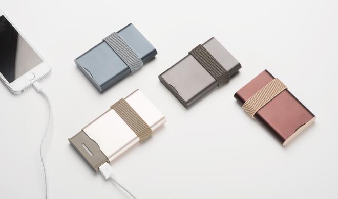 Die FINE-Kollektion von Lexon, die unter anderem die getestete Power Bank umfasst, zeichnet sich durch ungewöhnliche Formen und  Farben aus.