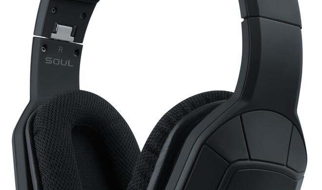 Die Sportkopfhörer Soul COMBAT+ verfügen über zwei Paar wechselbare Ohrpolster: aus Comply Schaumstoff und Mesh-Ohrpolster.