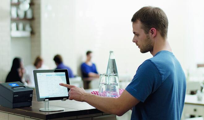 Ein iPad wirkt gleich deutlich moderner als eine herkömmliche Registerkasse – und beherrscht deutlich mehr Funktionen.