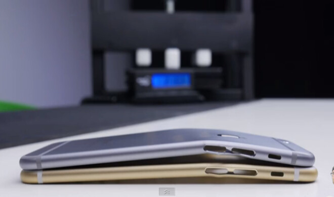 Die gebogenen Schalen im direkten Vergleich - beim iPhone 6s dauert es deutlich länger, bis sich etwas rührt