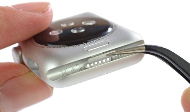 Apple Watch mit geöffnetem Port