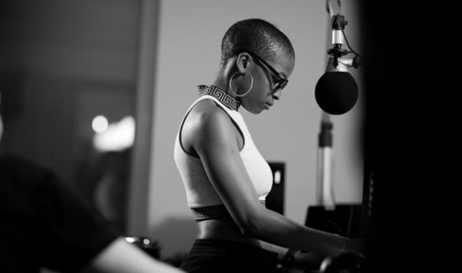 Was wird Julie Adenuga heute Abend ab 21 Uhr wohl verkünden?