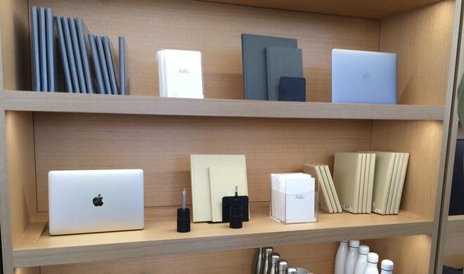 Apple biete Kaffeebecher und Notizbücher passend zu seinen eigentlichen Produkten an