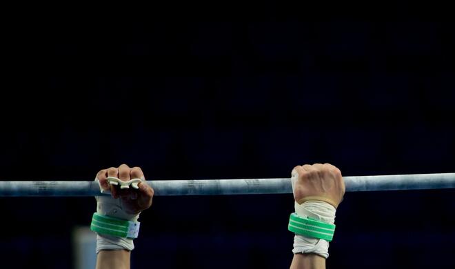 1 Chuck Norris macht keine klassischen Klimmuzüge - er zieht die Stange zu sich runter.