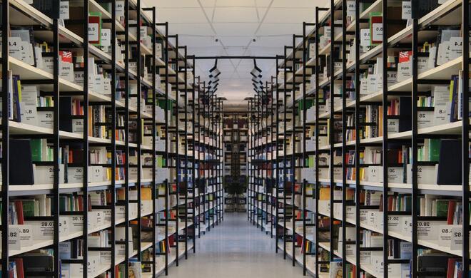 2 Chuck Norris liest sich regelmäßig die neusten Chuck Norris Facts durch, doch diese langweilen ihn, denn er kannte sie schon.