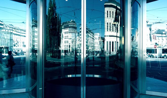 14 Chuck Norris kann eine Drehtür zuschlagen.