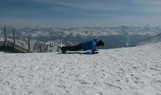 32 Wenn Chuck Norris Liegestütze macht, drückt er sich nicht nach oben, sondern die Welt nach unten.