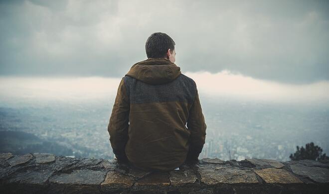 33 Chuck Norris wirft einen Blick und hebt ihn danach wieder auf.