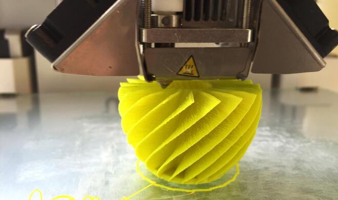 Die spiralförmige Vase hat eine konische Lüfterform. Ein gutes Design, um zu sehen, wie 3D-Drucker Schichten erstellen.