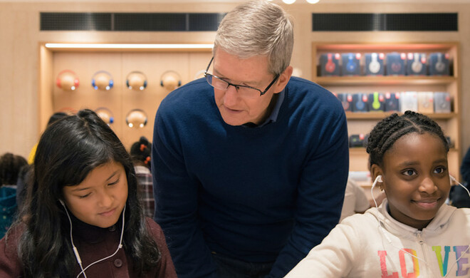 Apple-CEO Tim Cook schaut den Kindern beim Programmieren über die Schulter
