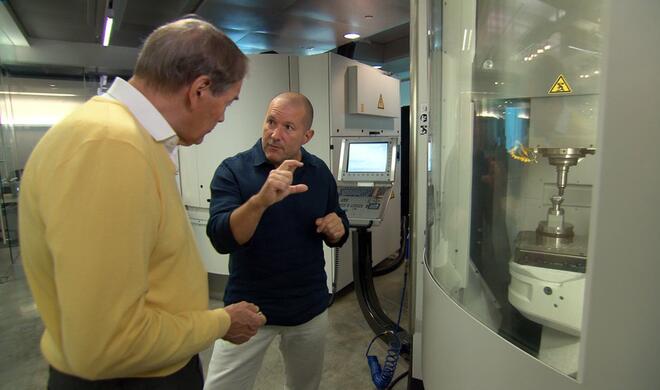 Apple-Designer Jonathan Ive zeigt Charlie Rose sein geheimes Labor