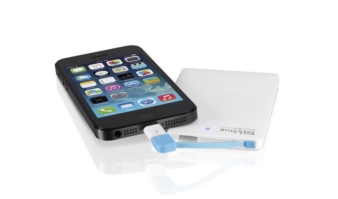 Wenn alle Stricke reißen, lässt sich das iPhone unterwegs mit einem Zusatzakku wie der Power-Bank 2500 von Trekstor (im Bild) aufladen.