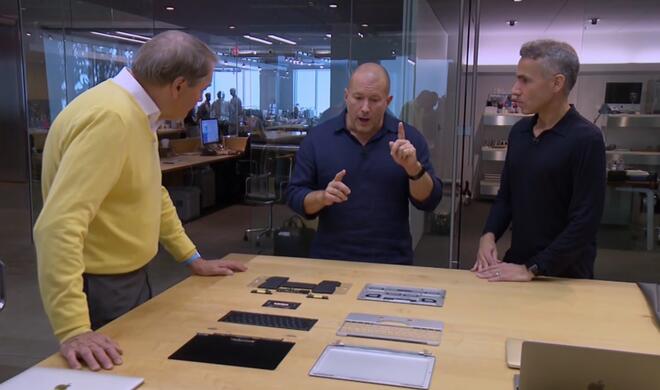 Apple-Designer Jonathan Ive erklärt Moderator Charlie Rose die Prototypen
