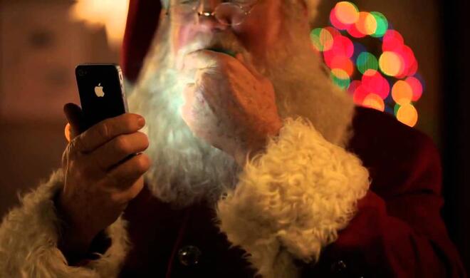 Der Weihnachtsmann im Gespräch mit Siri
