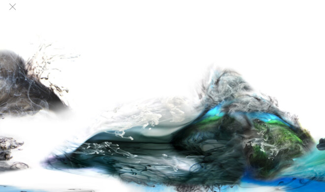 Tinte zerfließt in Wasser.