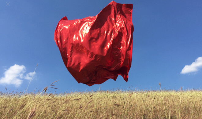 Hinter dem Tuch steckt ein springender Mann.