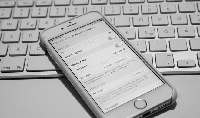 Mit iOS 9.3 hält auch ein augenschonender Blaulichtfilter Einzug